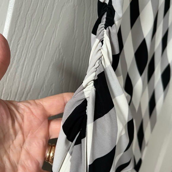 Normakamali black and white dress ruched in back and sides. Sleeveless Size M - Picture 6 of 10